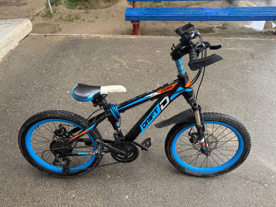 Продается велосипед спортивный, двойная, усиленная покрышка.