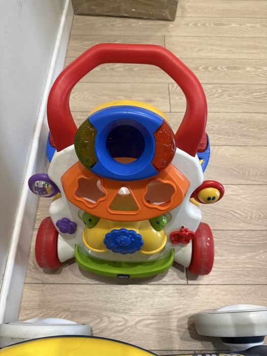 Chicco толкач-ходунки для первых шагов