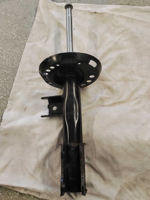 Продавам 1бр. преден ляв амортисьор за GLA200 W156