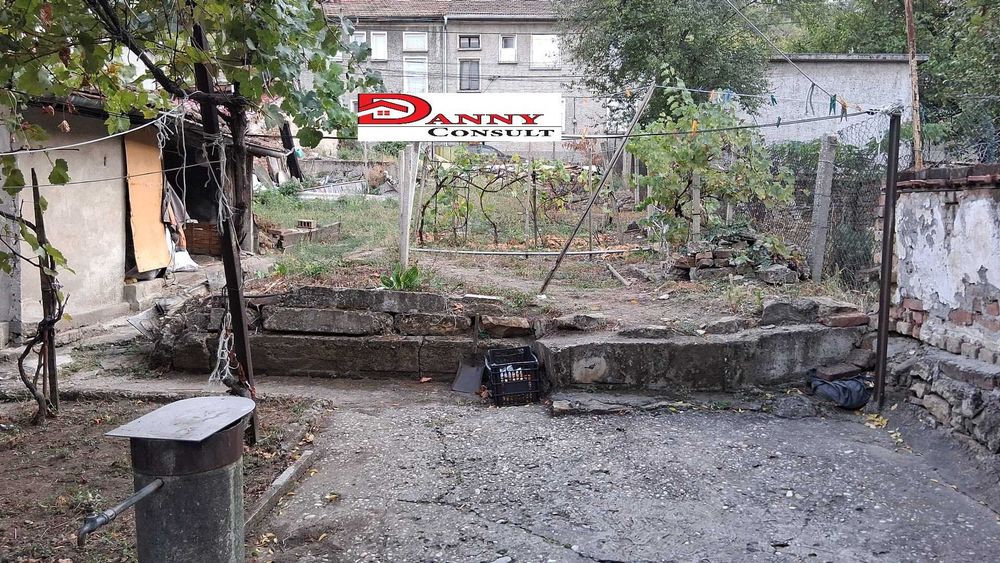 Едноетажна къща с двор в гр. Горна Оряховица, кв. ”Гарата”