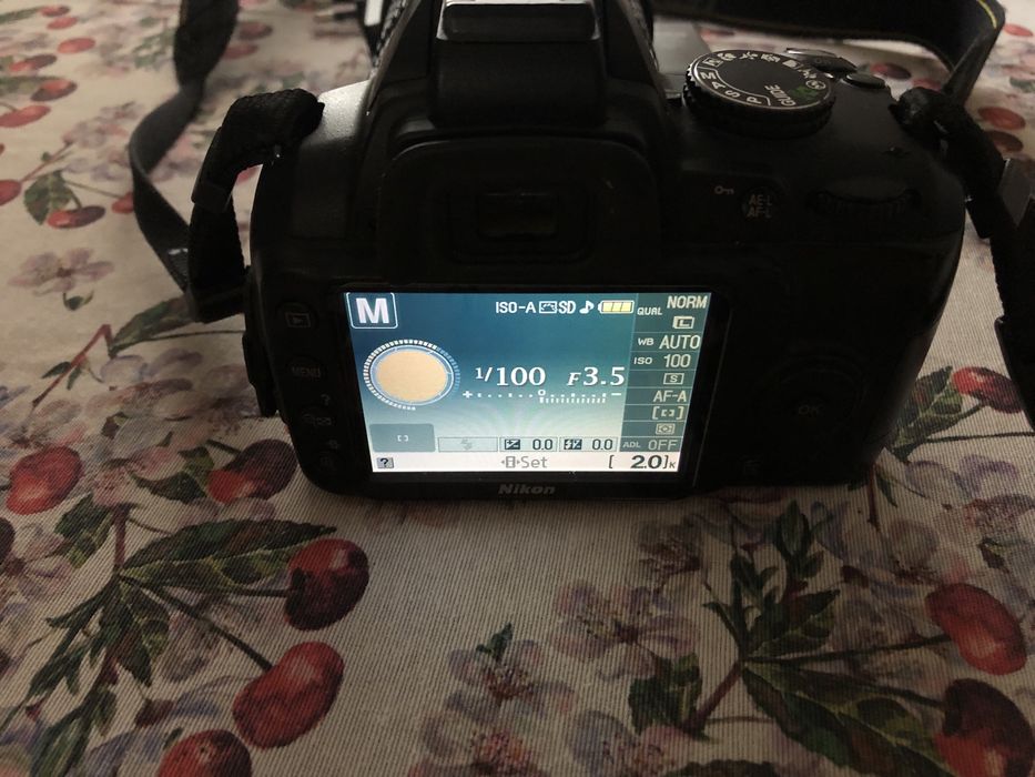 Aparat foto Nikon D3000 cu obiectiv 18-105