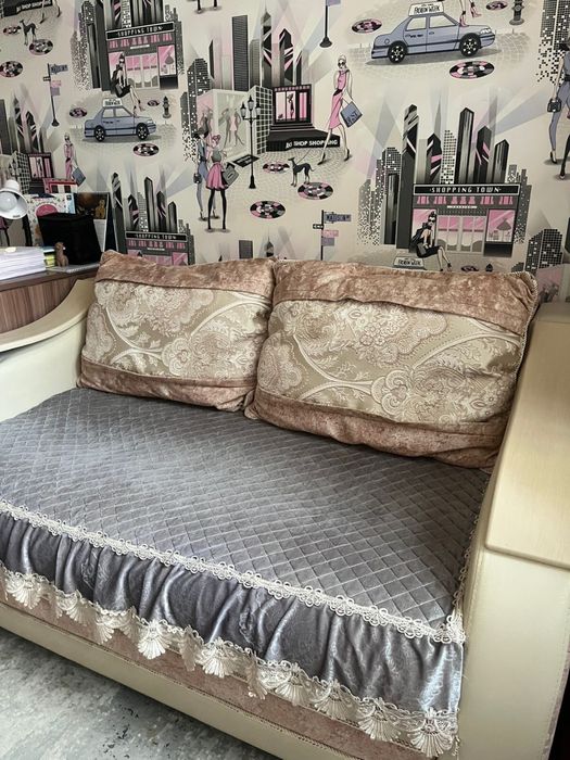 Диван широкий, раздвижной.