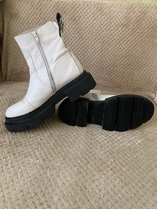 Продам белые демисезонные ботинки