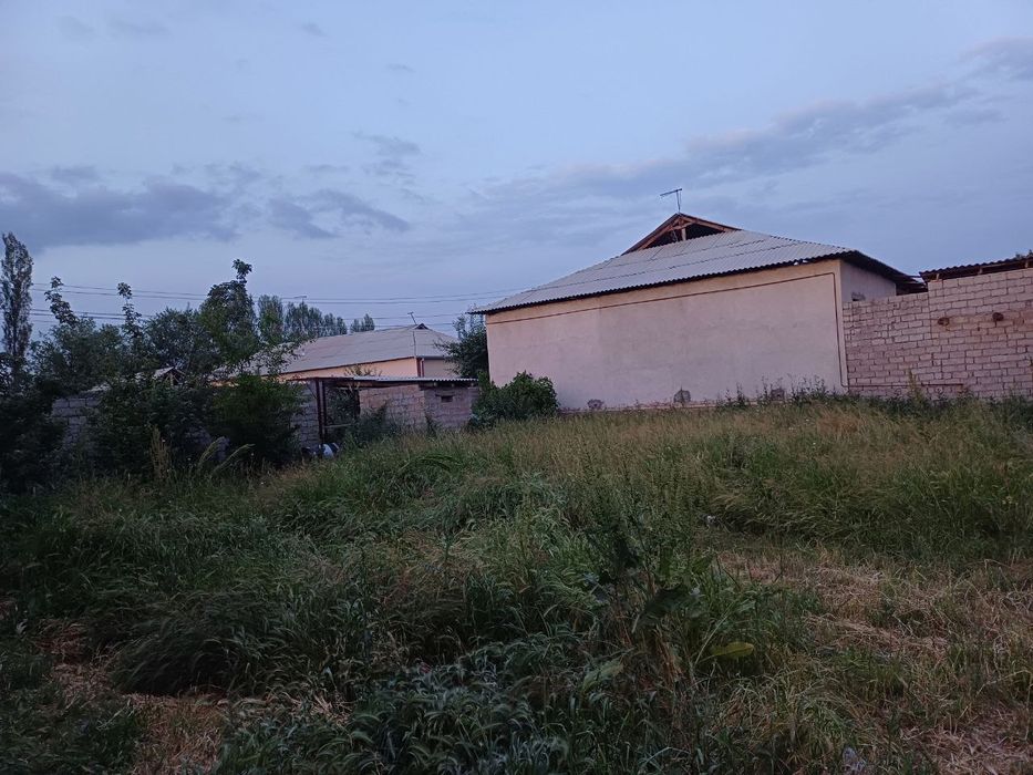 Yer sotiladi xovli yarmi 2 sotixdan 5 sotixgasha sotiladi