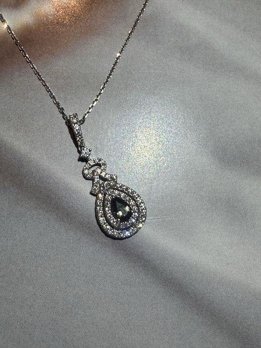 Vand lantisor din aur cu diamante si safir