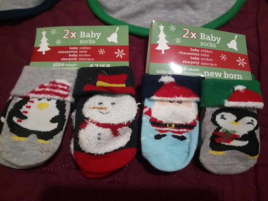 Бебешки Коледни лигавници и чорапки.