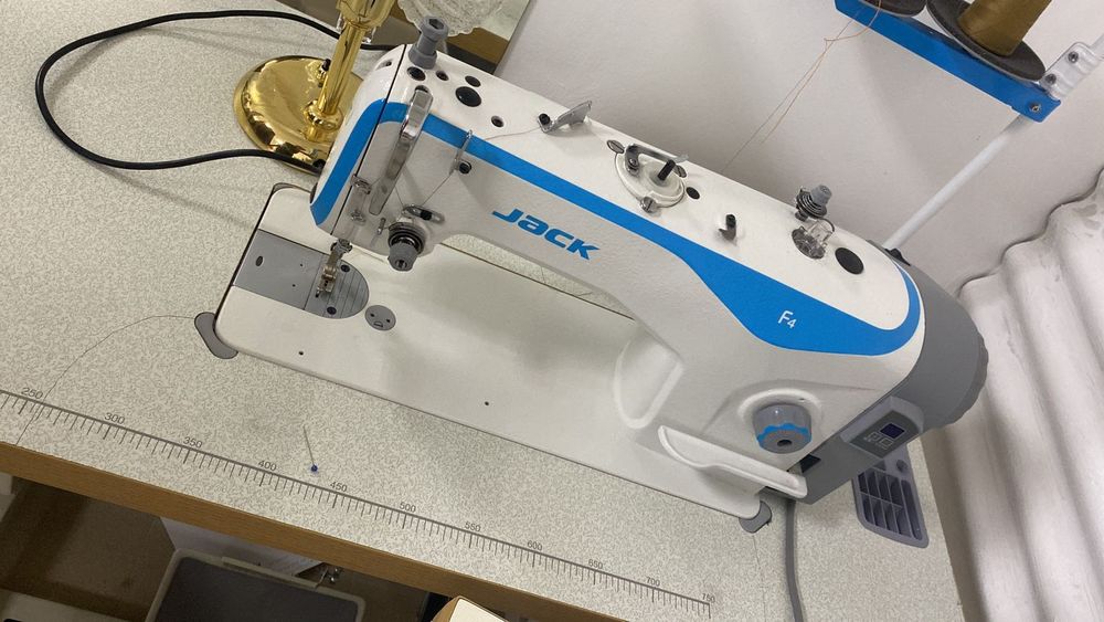 Прямострочная швейная машина