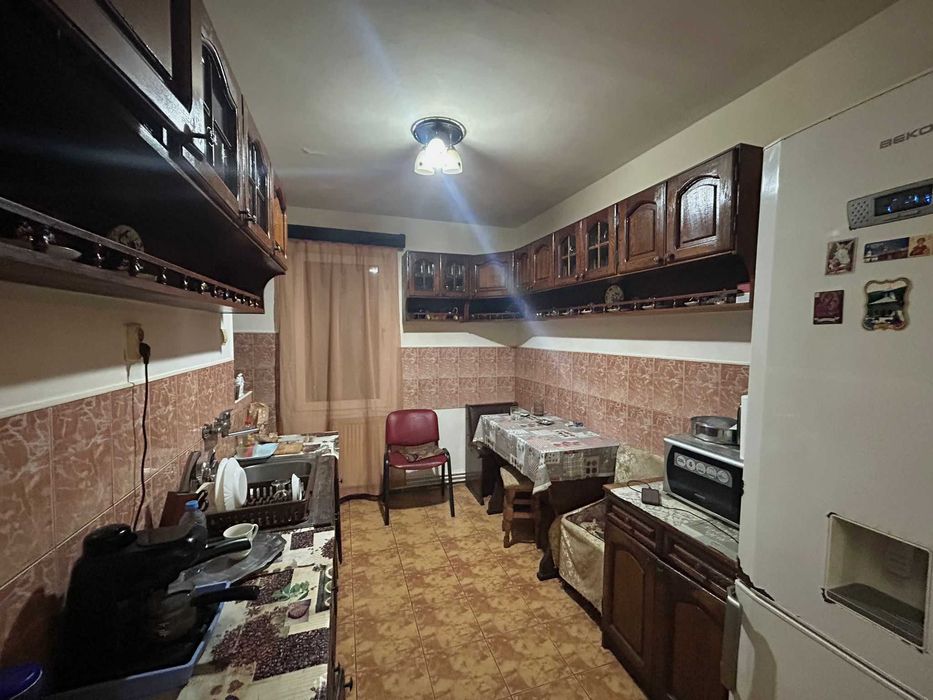 Apartament 3 camere - spațios, luminos, balcon mare.