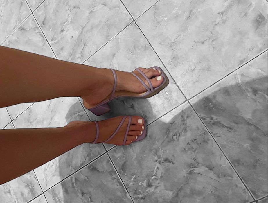 Лилави сандали на ток