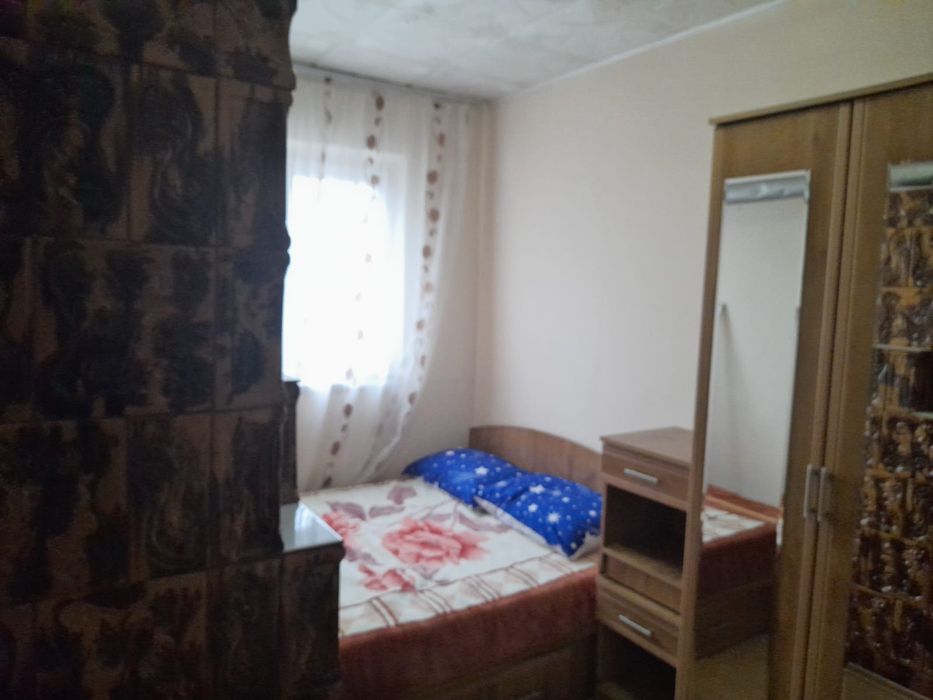 Vând apartament 3 camere mobilate cu sobe etajul 1 Băilești