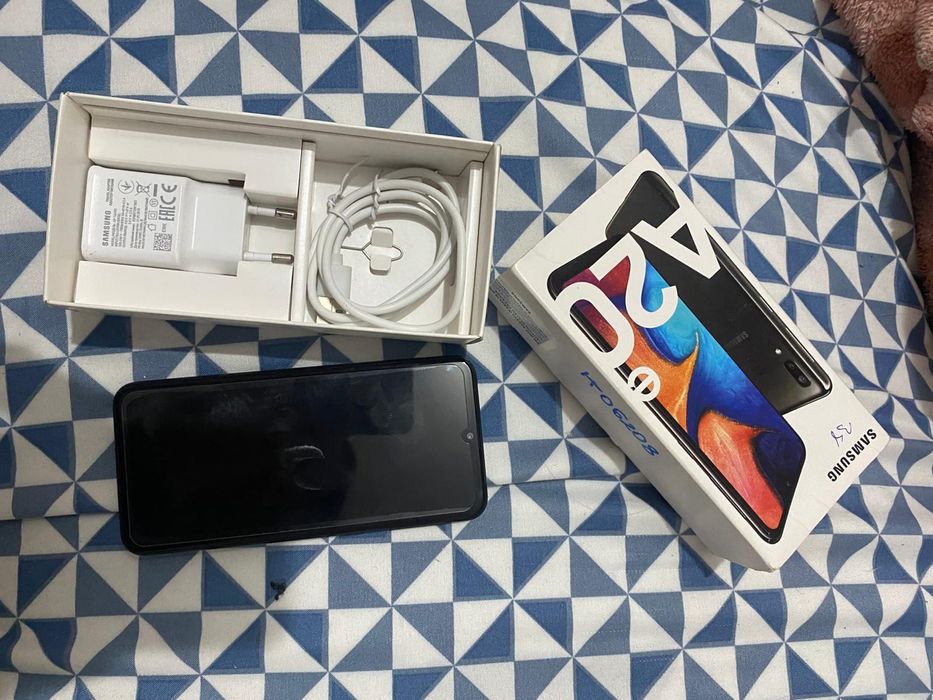 De vanzare două telefoane Samsung A20e