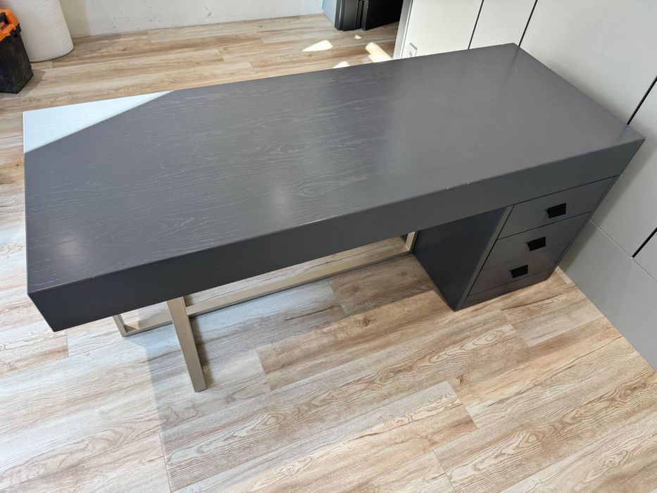 Современный стильный дизайнерский стол