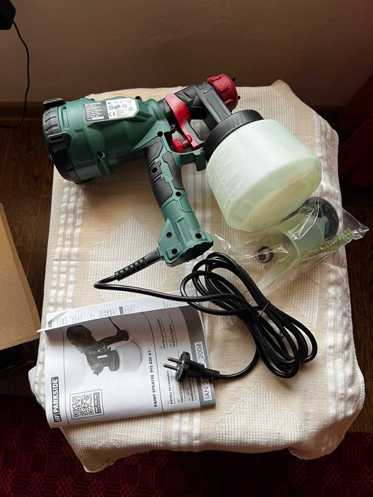 Pistol de vopsit Parkside 400W, 900ml, 2 duze, antiderapant, 3m cablu