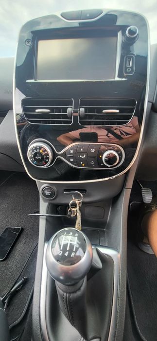 Продавам Renault Clio 1.5 dCi 90к.с.29.12.2016г. Десен волан.Черен металик