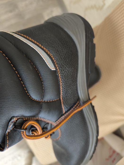 Продам спец ботинки новые размер 42