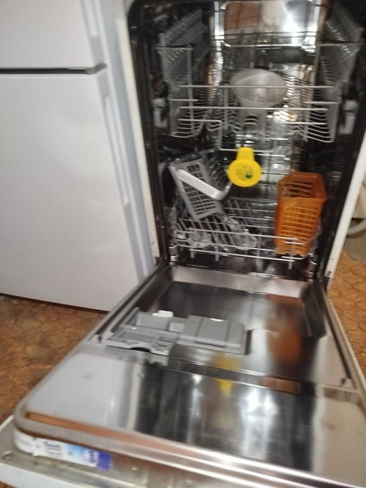 Продавам  съдомиялна машина Electrolux.