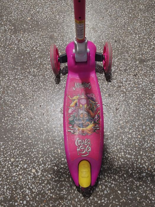 De vânzare doua trotinete pentru copii.