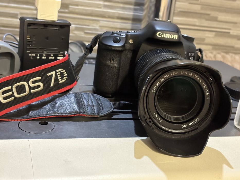 Фотоапарат в отлично състояние!Canon D7+обектив 18/135 Промоция !!!