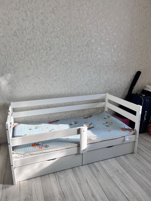 Детская кровать с матрасом и ящиками