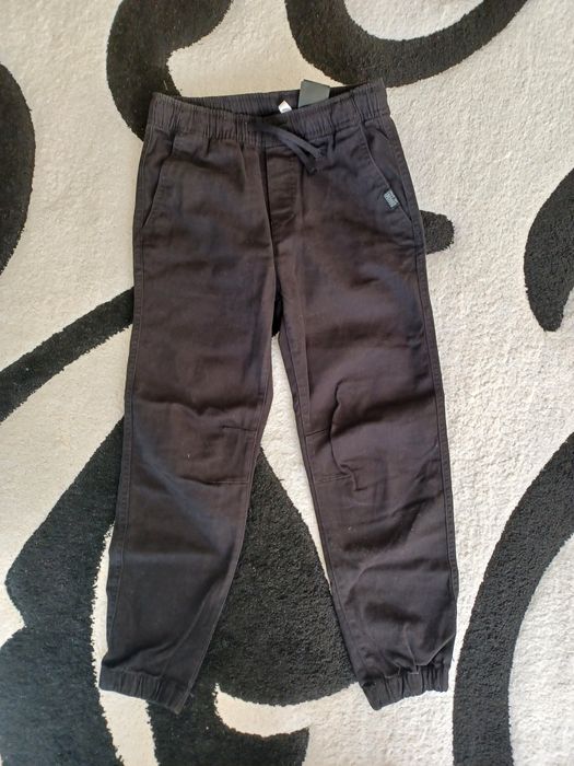 Нов черен панталон за момче HM
