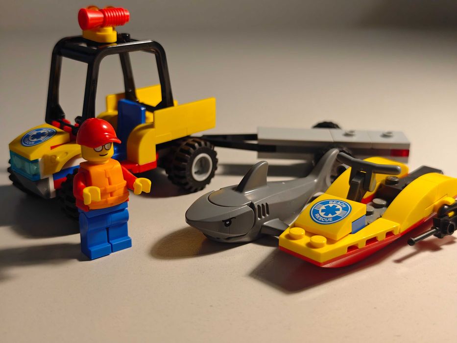 3 seturi LEGO CITY , in stare excelenta, cu instructiuni si cutia originala