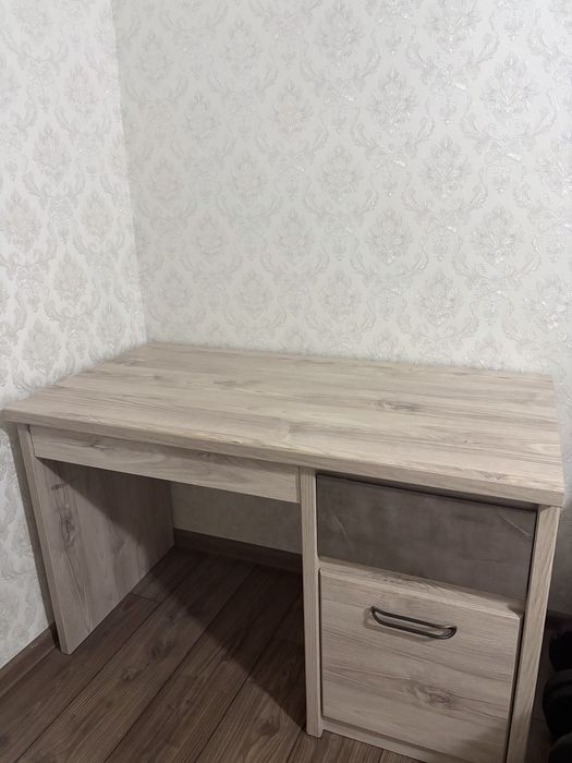 Продаю стол (с дефектами); Стол/үстел сатамын