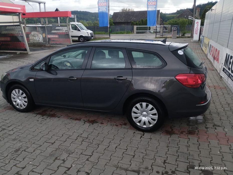 Vând Opel Astra j
