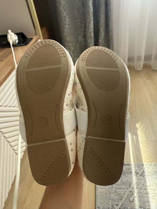 Туфли  для девочки в школу и белые балетки