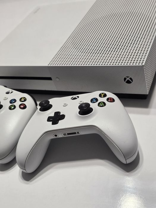 Продавам конзола Xbox One S + 2 оригинални контролера