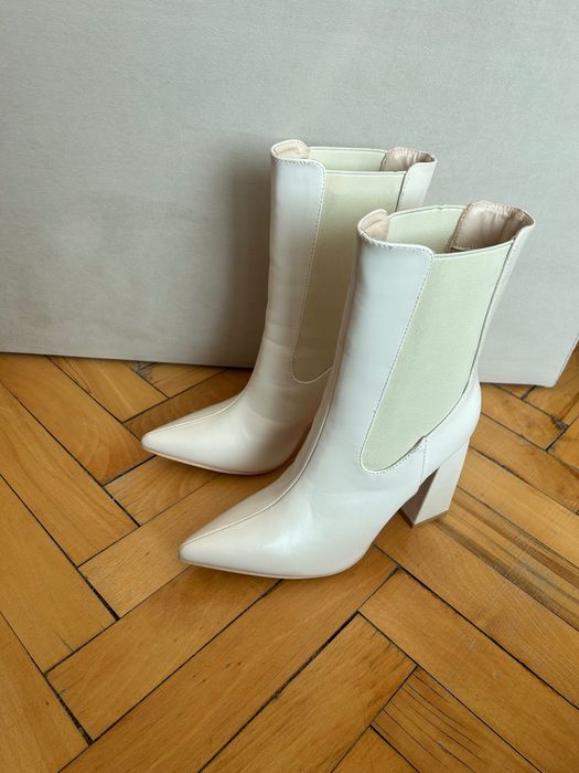 Бежови обувки с дебел ток