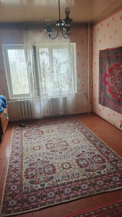 Продается квартира на круг Чорсу 4 ком 1 этаж улучшенная плонировка