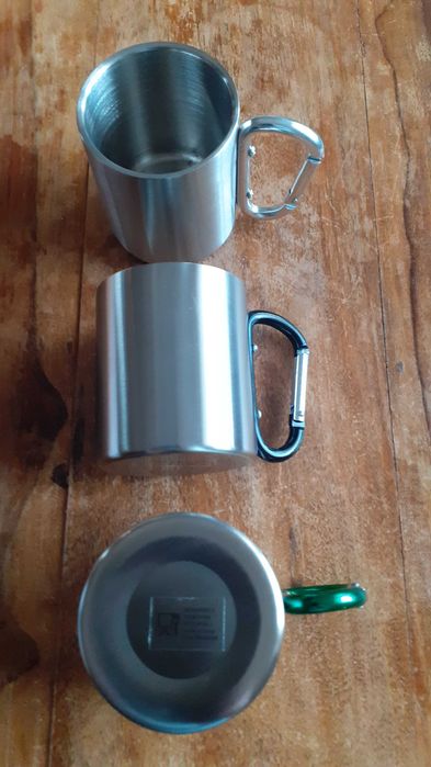 метално канче за напитки с карабинер подходящо за къмпинг