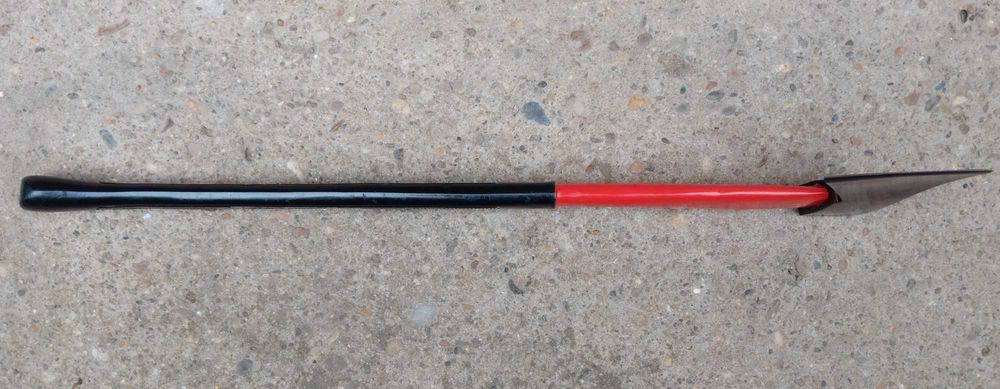 Качествена пожарникарска брадва 2,6 кг., със закалено острие.