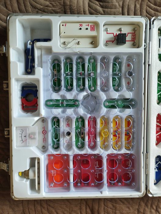 Продам конструктор Знаток, большой (3588 схем)