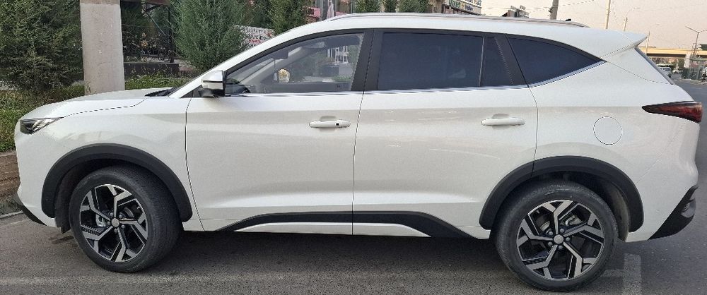 7 o'rindiqli (7 kishilik) JAC JS 8 avtomashinasi sotiladi