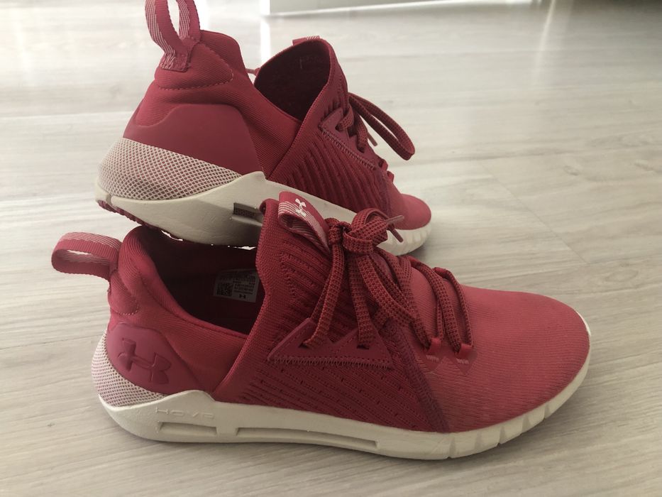 Продам женские кроссовки Under armour