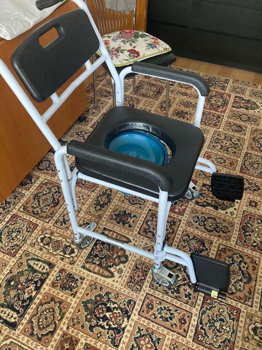 Scaun cu rotile si WC