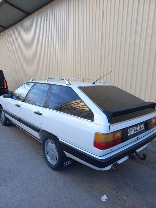 Audi 100 srochna sotiladi