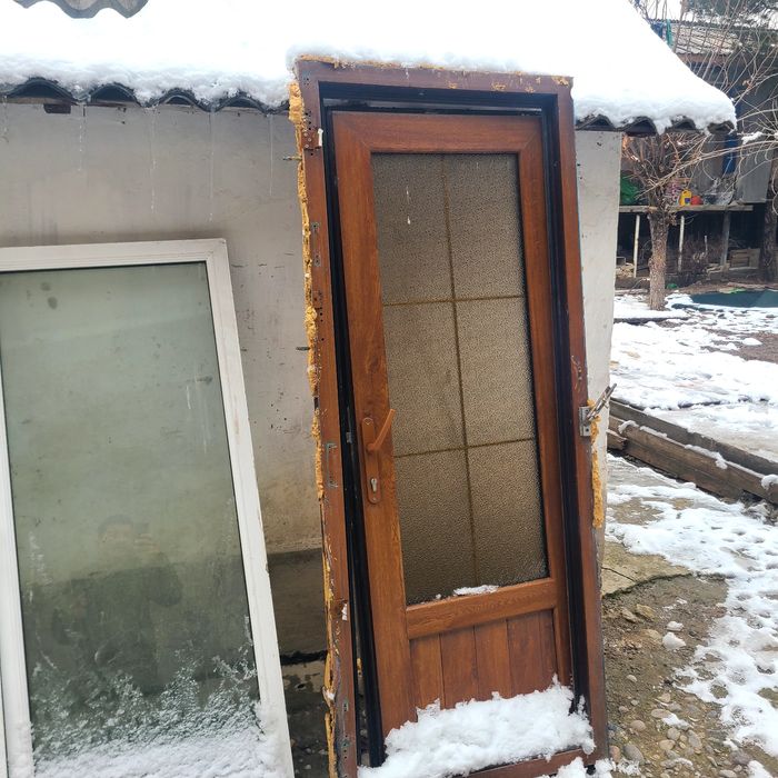 Пластиковые дверь и окно