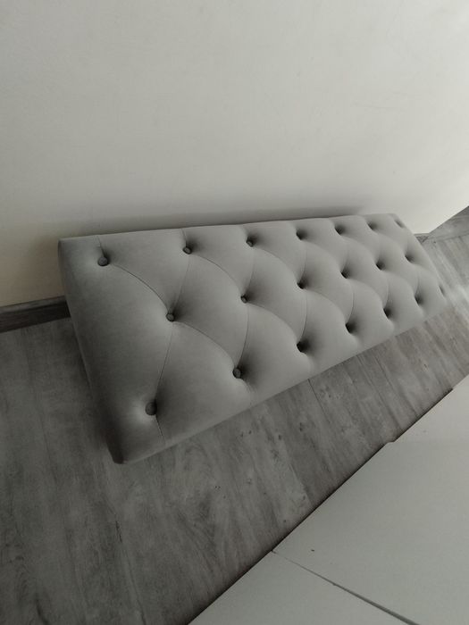 Vând băncuță , bancheta Chesterfield tapițată din catifea gri