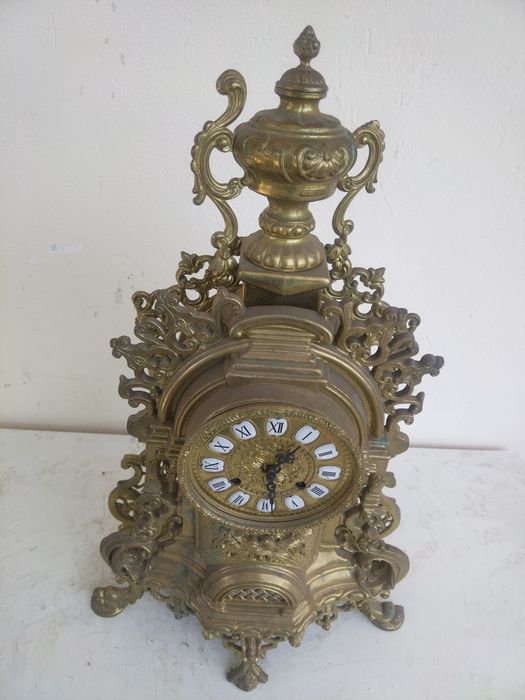 Продавам страхотен антикварен колекционерски бронзов каминен часовник.