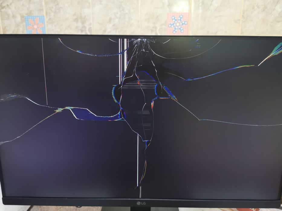 Vând monitor led Lg cu ecranul spart, model 24MR400-B, în stare perfecta de funcționare.