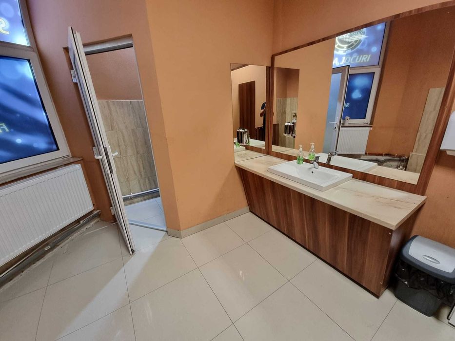 Inchiriez spatiu comercial km 45 piciorul podului, Bdul Aurel Vlaicu 3, dispune de 2 intrari, deschidere direct la bdul Aurel Vlaicu