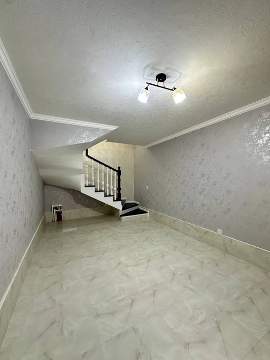 Uchaska sotiladi 5 xona 1 metro bekat