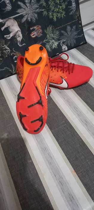 Футболни обувки/ бутонки