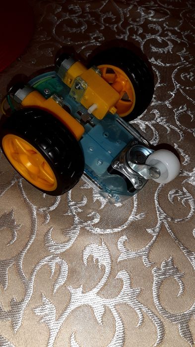 Robot ocolitor de obstacole cu motoare si roti