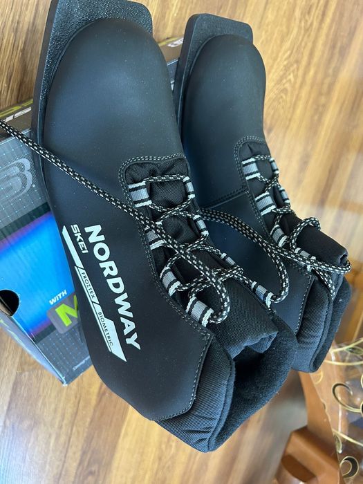 Лыжные ботинки новые