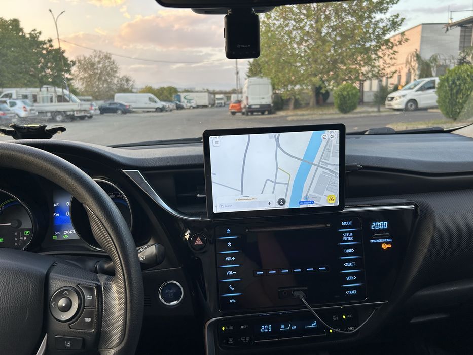 Vand toyota auris hibrid 2018