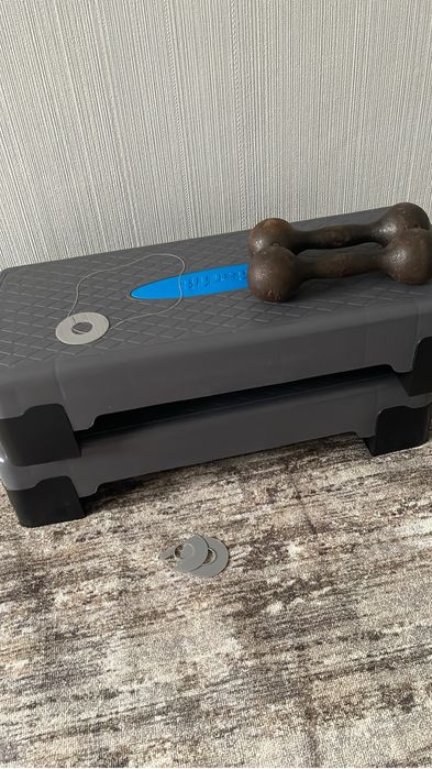 Продаю две платформы и гантели по 3 кг