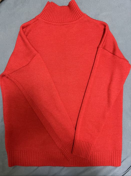 Продам красную кофту